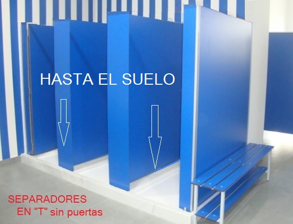 Separadores en T hasta el suelo. Separan las duchas y aportan cierta intimidad cuando no hay puertas.