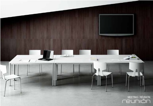 Mesas MADI para configurar espacios para reuniones.
